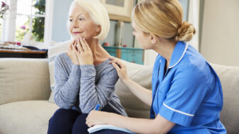 žena s Alzheimerovou chorobou