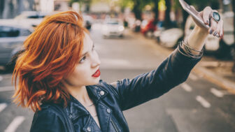 žena s medenými vlasmi