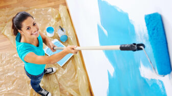 modrá farba na stene