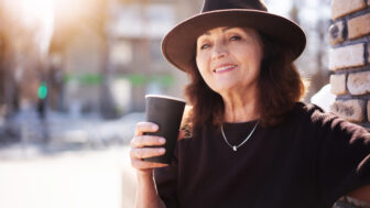 elegantná 60 ročná žena