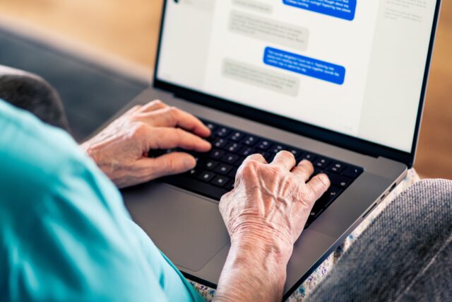 senior za počítačom