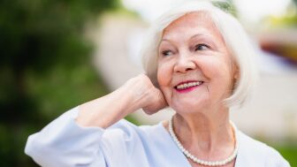 žena s moderným účesom