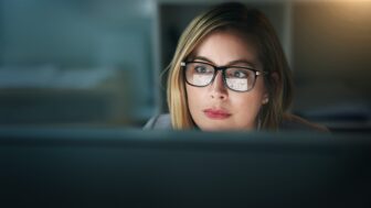 pozeranie do počítača