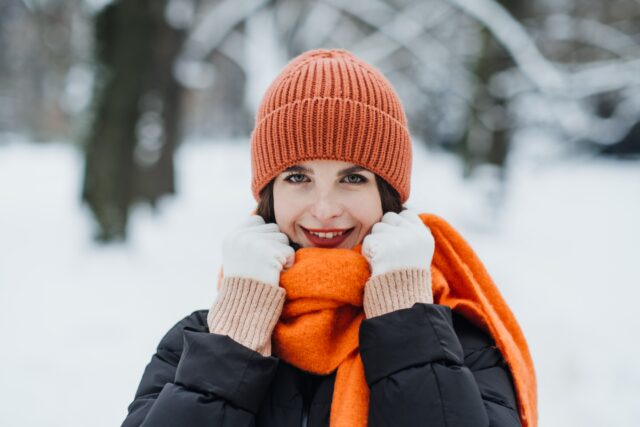 žena v zimnom oblečení