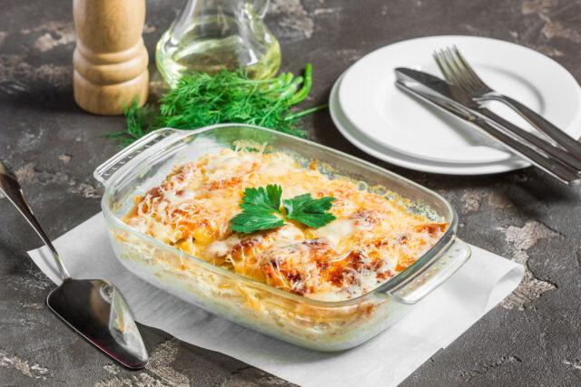 Bravčové karé pečené na zemiakoch pod syrovou prikrývkou