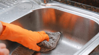 Ako vyčistiť nerezový drez