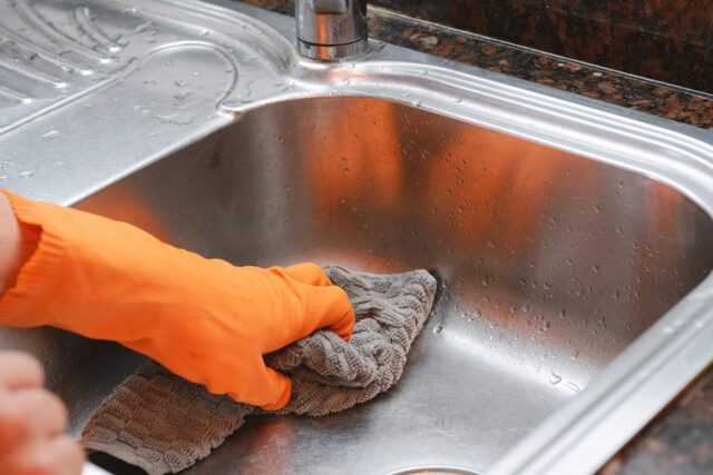 Ako vyčistiť nerezový drez