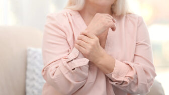 žena s osteoporózou