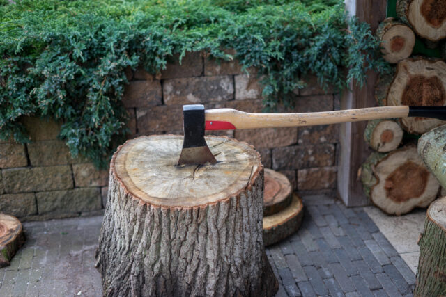 štiepanie dreva