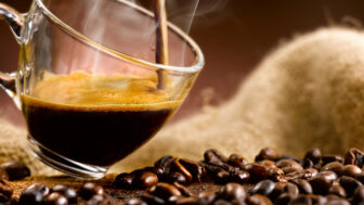 zalieva kávu nesprávne