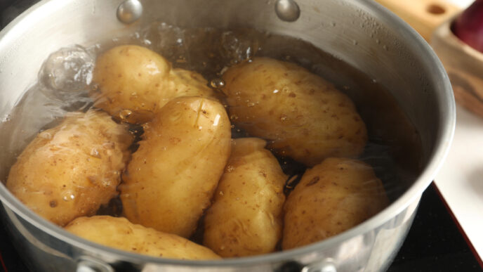 varenie zemiakov v hrnci vo vode