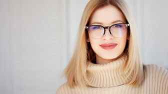 žena v okuliaroch