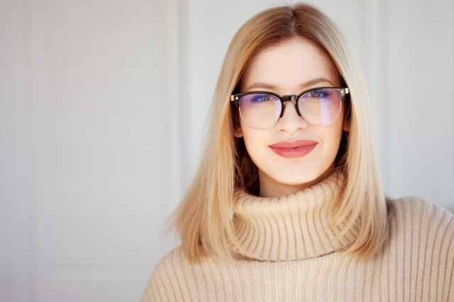 žena v okuliaroch