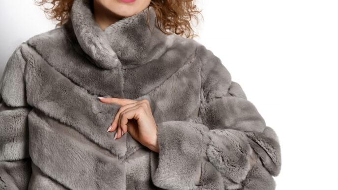 Vysoký límec na ženskom kabáte