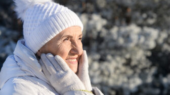 žena v zimnom outfite