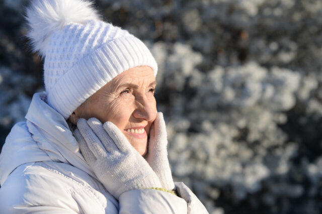 žena v zimnom outfite