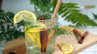 voda so škoricou a citrónom