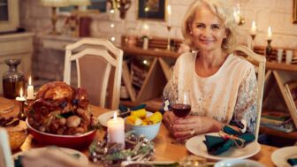 žena pri štedrovečernom stole