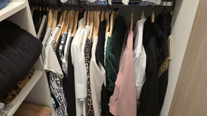 oblečenie v šatníku