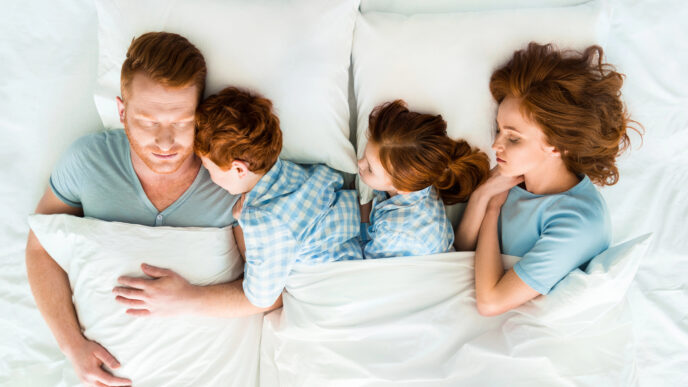 Rodičia spia s deťmi
