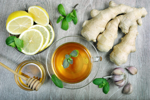 nápoj z citróna, cesnaku a zázvoru