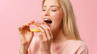 jedenie sladkého jedla