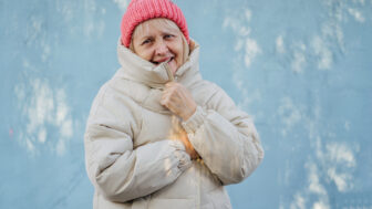 žena v zimnom oblečení