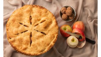 zakrytý koláč z jabĺk a orechov