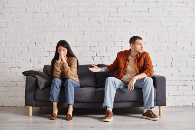 žena odrádza muža