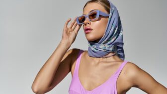 žena so šatkou na hlave