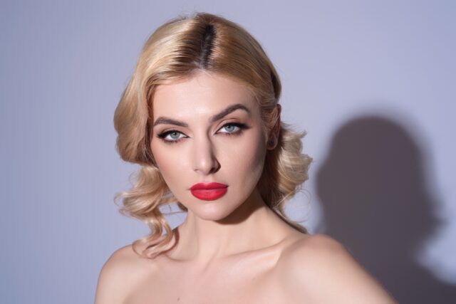 Blondína s červeným rúžom