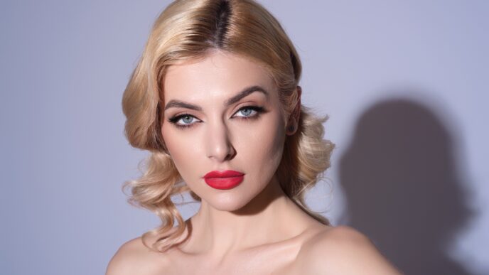 Blondína s červeným rúžom