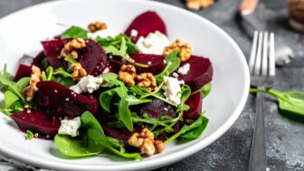 šalát s červenou repou a kozím syrom
