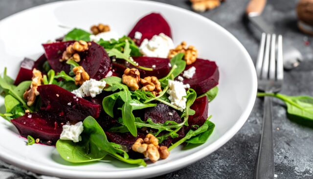 šalát s červenou repou a kozím syrom