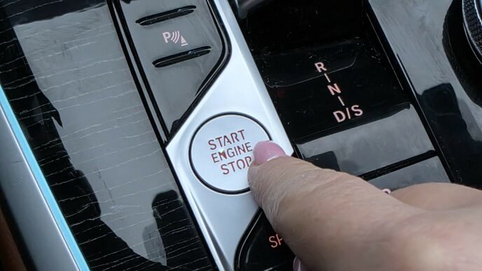 štartovacie tlačidlo v aute