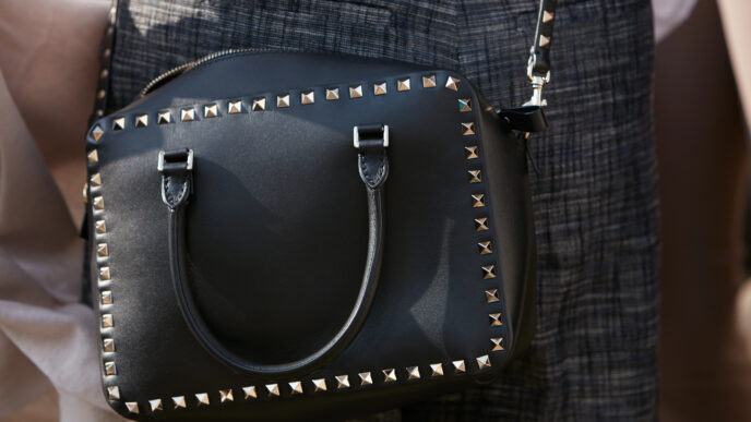 kabelka s výrazným kovovým detailom