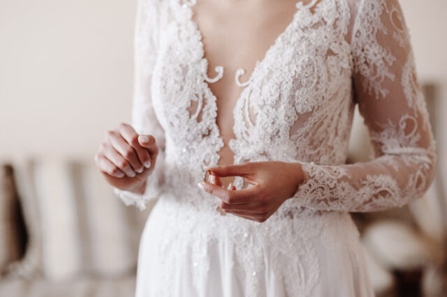 žena v svadobných šatách
