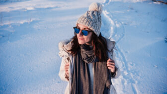 Slnečné okuliare sú dôležité aj v zime