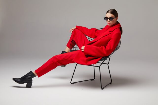 moderný červený outfit