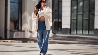 žena v moderných rifliach