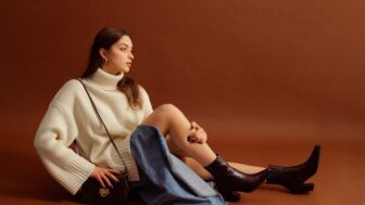 outfit s hnedými kozačkami