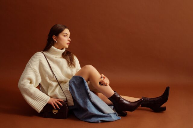 outfit s hnedými kozačkami