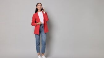 moderný outfit s rifľami