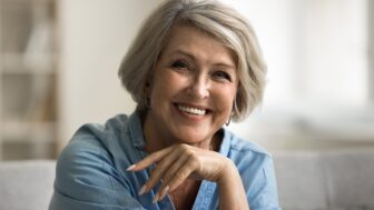 krásna zrelá žena s pekným účesom