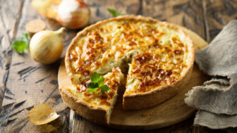 Quiche s jarnou cibuľkou a syrom