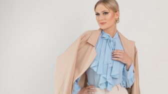 outfit s modrou blúzkou