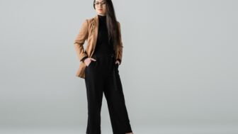 dámsky outfit s formálnymi čiernymi nohavicami
