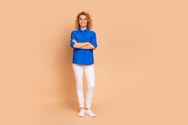 žena v modrej košeli