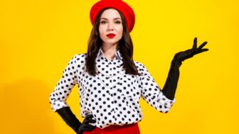 outfit s bodkovanou blúzkou