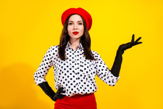 outfit s bodkovanou blúzkou